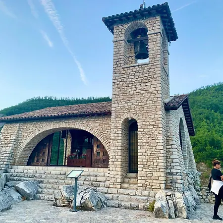 La Gemma Del Subasio Nel Castello Di Collepino - *