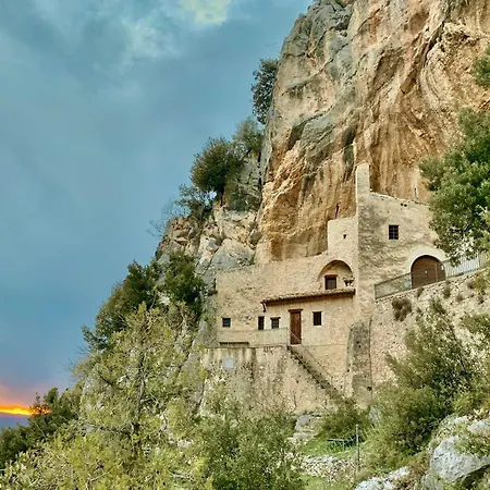La Gemma Del Subasio Nel Castello Di Collepino - *