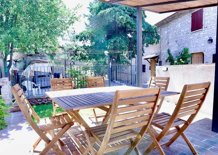 La Gemma Del Subasio Nel Castello Di - Spello Collepino